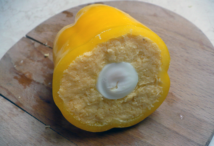 перец фаршированный яйцом и сыром
