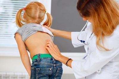 Что необходимо предпринять если болит спина у ребенка.