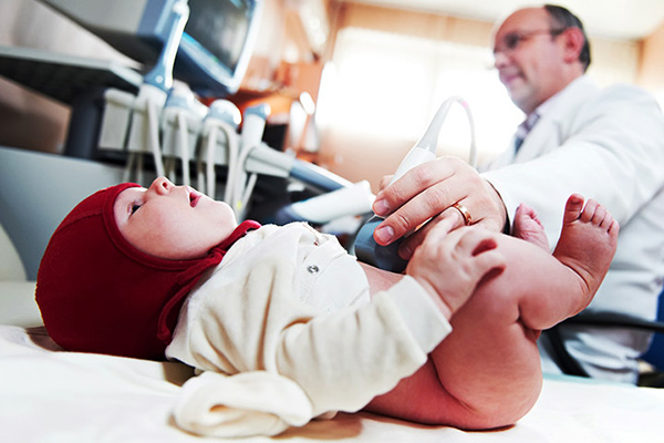 УЗИ новорожденных позволяет выявить наличие патологии, в том числе кисту яичника