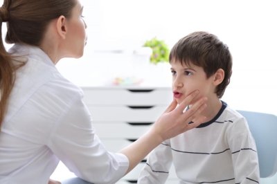 Как понять, что ребенок заикается: к каким врачам обращаться?